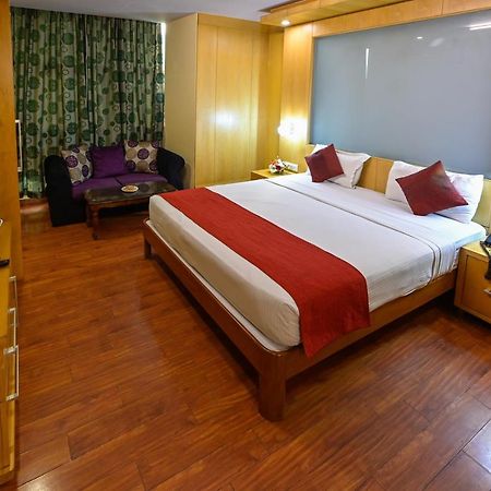 Hotel Emarald, Нью-Дели Экстерьер фото
