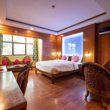 Hotel Emarald, Нью-Дели Экстерьер фото