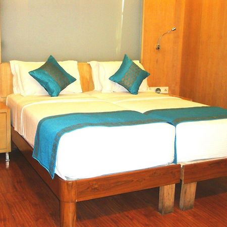Hotel Emarald, Нью-Дели Экстерьер фото