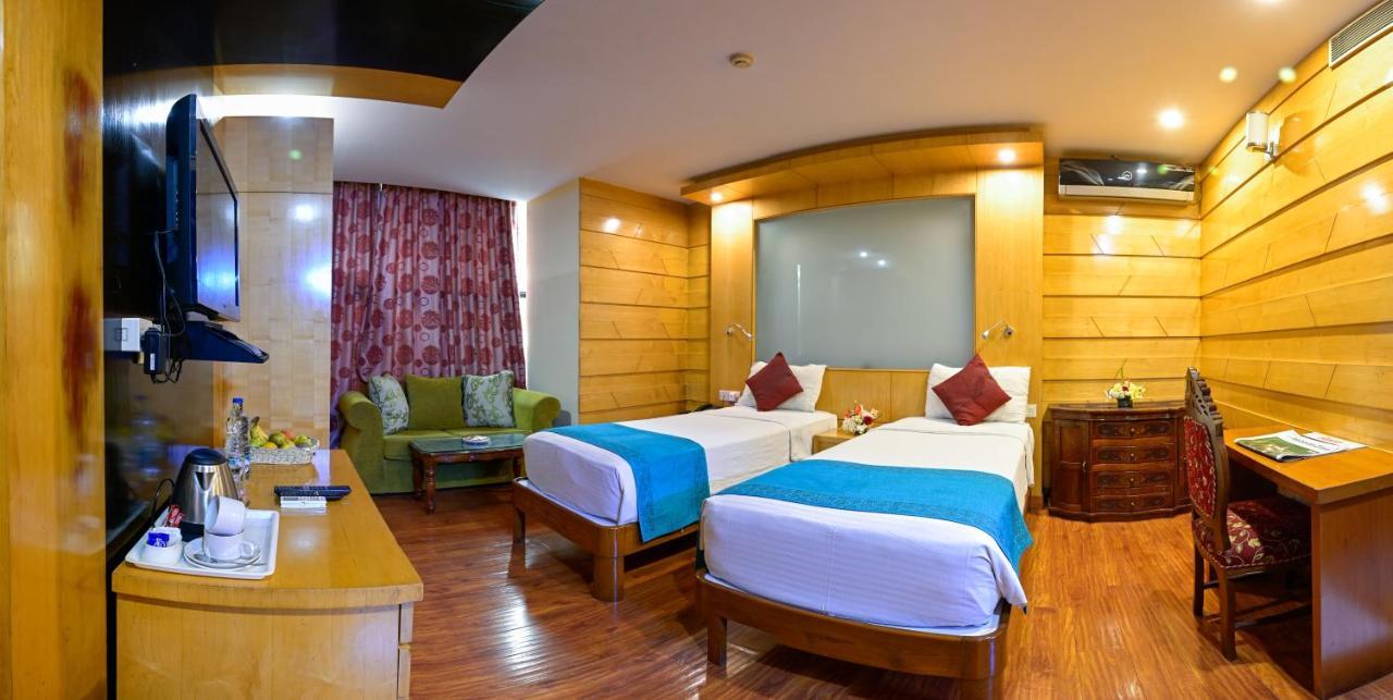 Hotel Emarald, Нью-Дели Экстерьер фото
