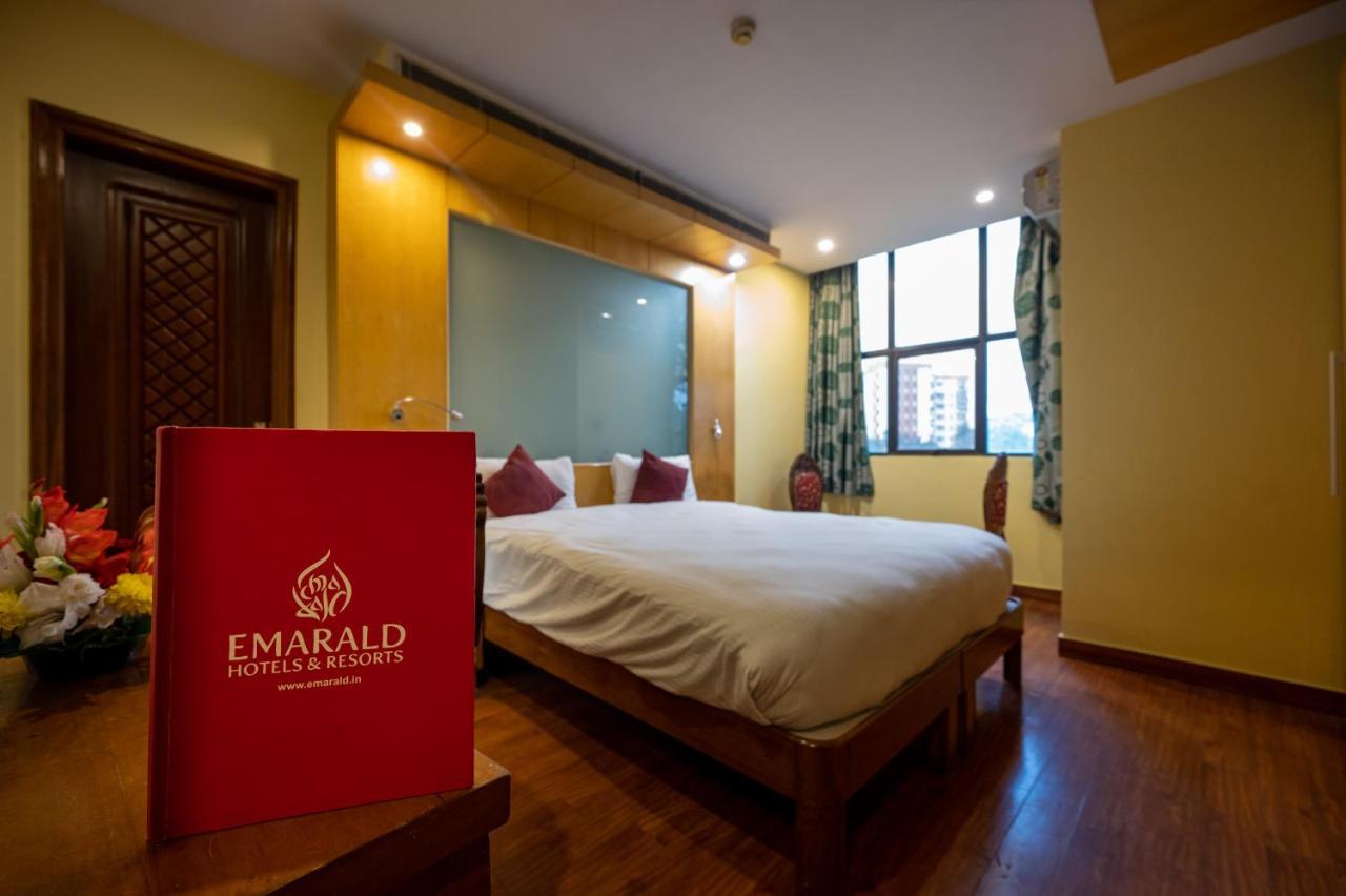 Hotel Emarald, Нью-Дели Экстерьер фото
