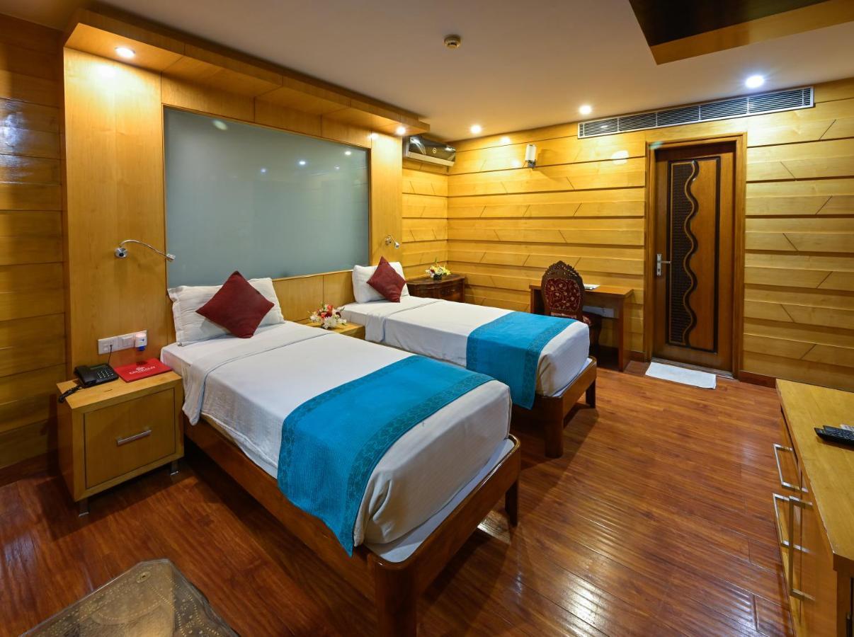 Hotel Emarald, Нью-Дели Экстерьер фото