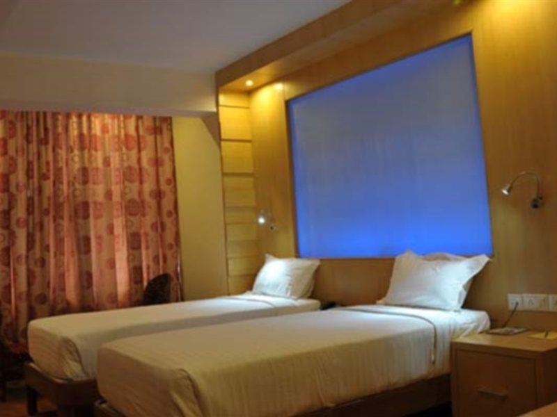 Hotel Emarald, Нью-Дели Экстерьер фото