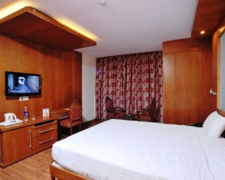 Hotel Emarald, Нью-Дели Экстерьер фото